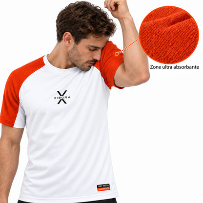 Joueur qui s'essuie le front sur la manche absorbante DryPatch du t-shirt de padel XIBORA